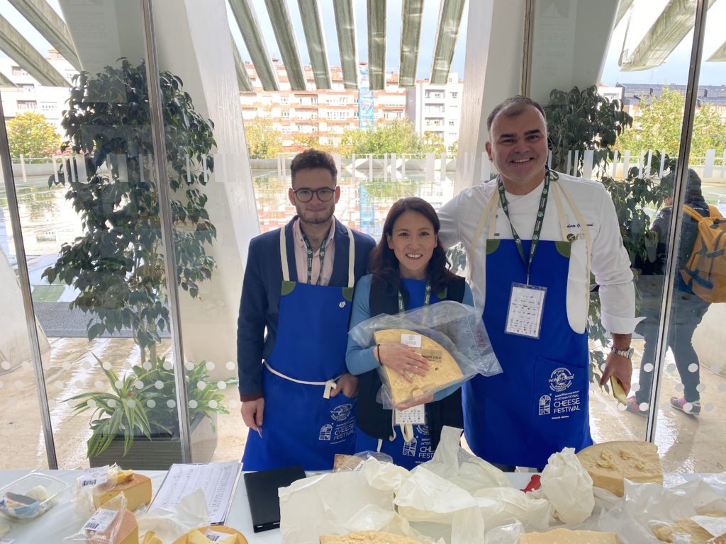 cheese judge with cheesemakers